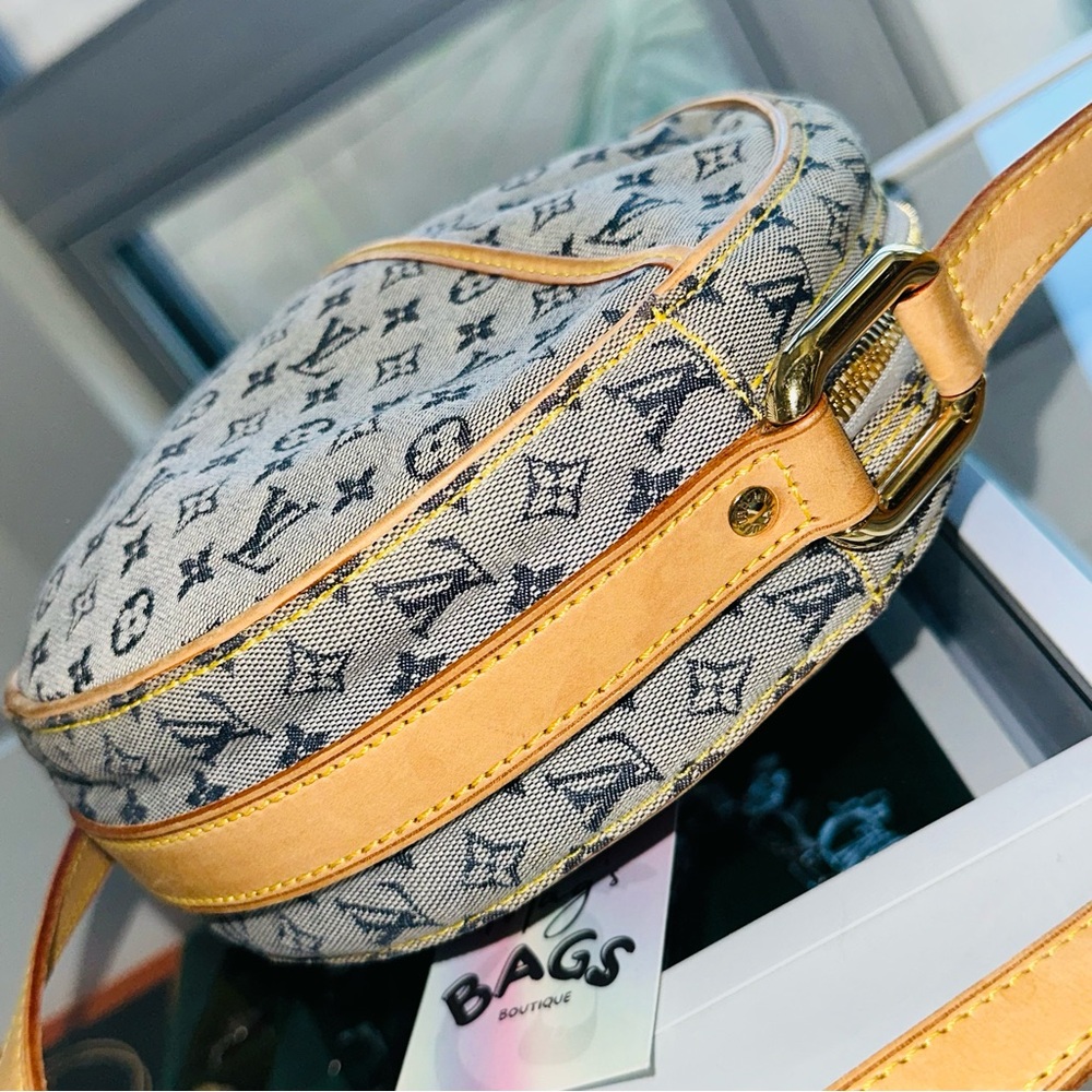 Louis Vuitton: Round Monogram LV Mini Crossbody Bag (seen on Ariana Grande) - Picture 9 of 16